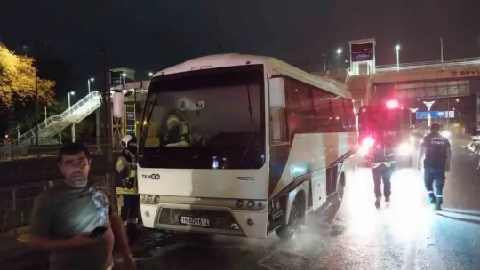 Seyir halindeki araçta korkutan yangın