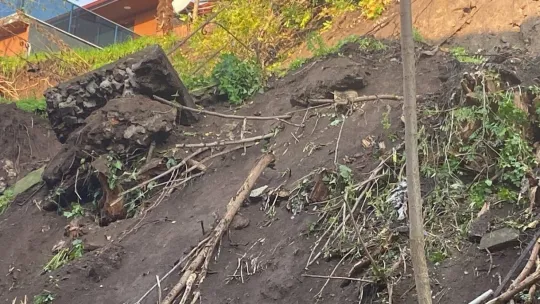 Milli Eğitim Müdürlüğü'nün bahçesine istinat duvarı çöktü