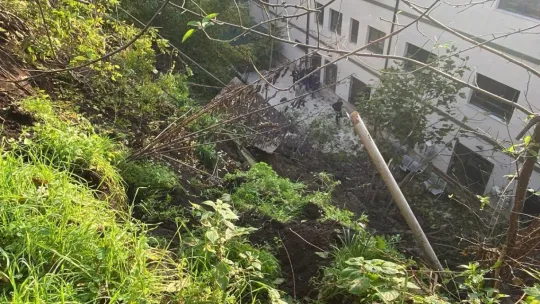 Milli Eğitim Müdürlüğü'nün bahçesine istinat duvarı çöktü