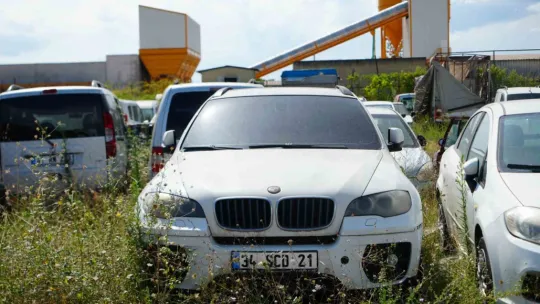 Milyonluk araçlar yedieminde çürüyor