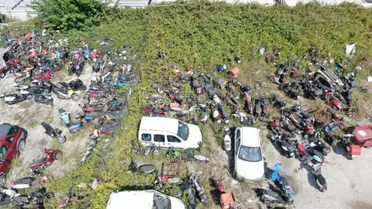 Milyonluk araçlar yedieminde çürüyor