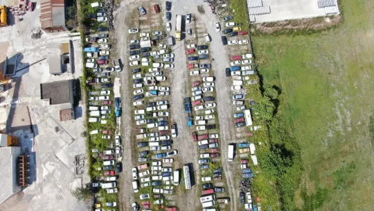 Milyonluk araçlar yedieminde çürüyor