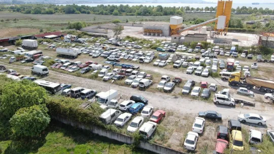 Milyonluk araçlar yedieminde çürüyor