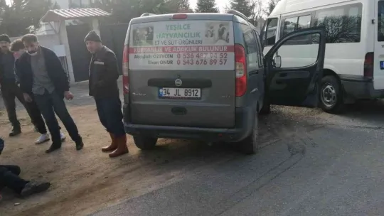 Minibüs ile hafif ticari araç çarpıştı