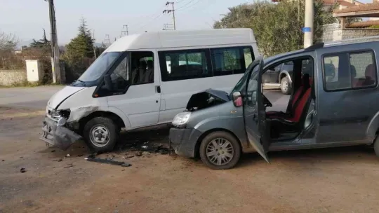 Minibüs ile hafif ticari araç çarpıştı