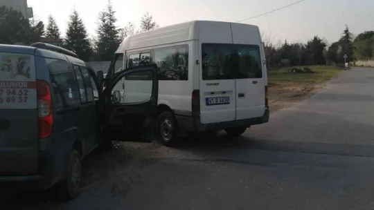 Minibüs ile hafif ticari araç çarpıştı