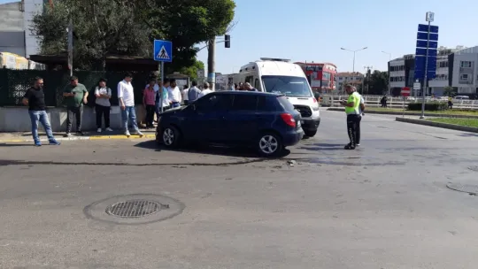 Minibüsle otomobil kavşakta çarpıştı: yaralılar var