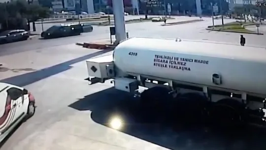 Minibüsle otomobil kavşakta çarpıştı: yaralılar var