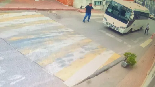 Minibüsün altında kalan yaşlı adam ağır yaralandı