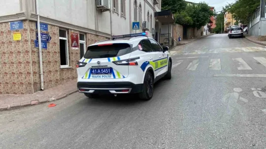 Minibüsün altında kalan yaşlı adam ağır yaralandı