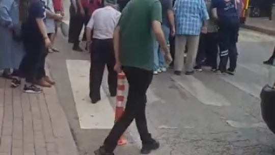 Minibüsün altında kalan yaşlı adam ağır yaralandı