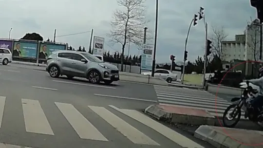 Minibüsün çarptığı motosikletli metrelerce savruldu