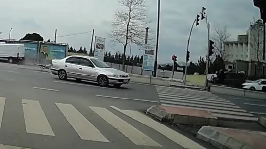 Minibüsün çarptığı motosikletli metrelerce savruldu