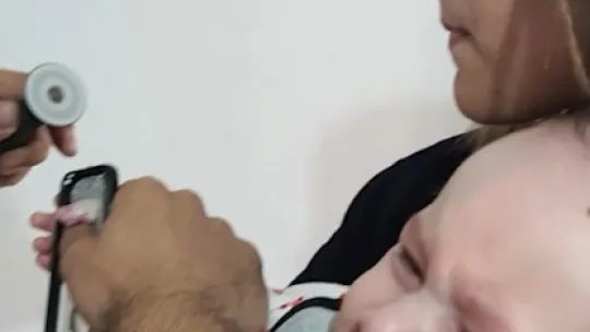 Minik bebeğin parmağı öyle bir yere sıkıştı ki...