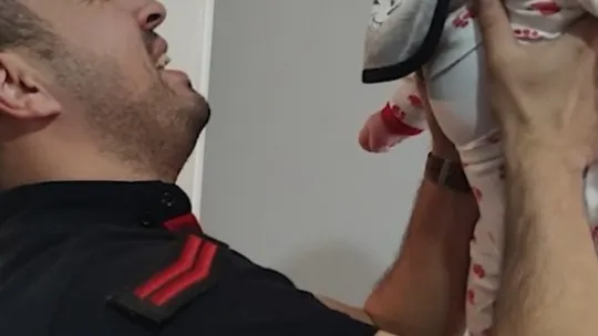Minik bebeğin parmağı öyle bir yere sıkıştı ki...
