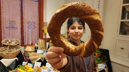 Minik eller taş değirmende buğday öğüttü, zeytin kurdu