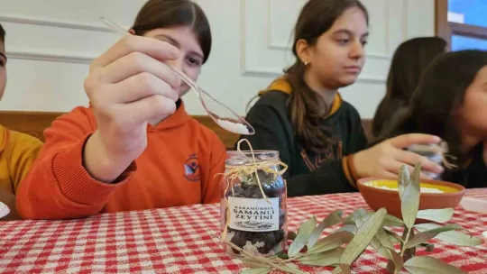 Minik eller taş değirmende buğday öğüttü, zeytin kurdu