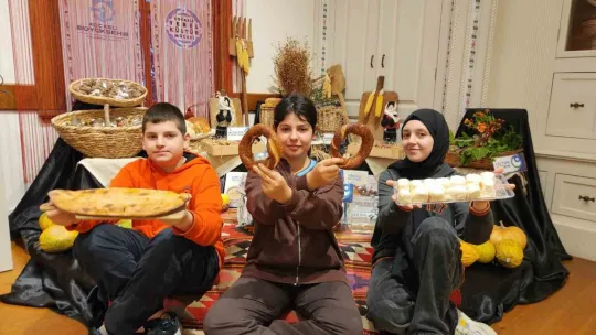 Minik eller taş değirmende buğday öğüttü, zeytin kurdu