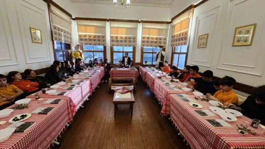 Minik eller taş değirmende buğday öğüttü, zeytin kurdu