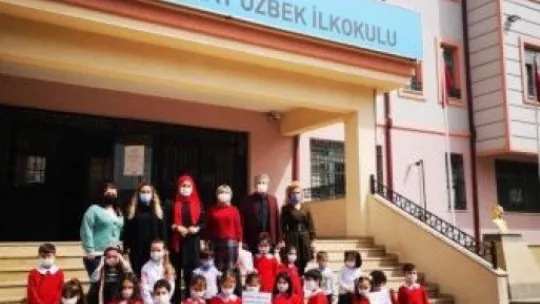 Minik kalpleriyle sokaktaki dostlarına yuva yaptılar