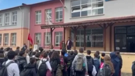 Minik öğrenci Atatürk'ün Öğretmenler Günü'nü böyle kutladı