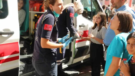 Biber gazını sınıfta sıktı: 4 çocuk hastanelik oldu