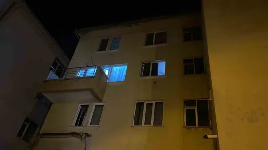 Misafirliğe gittiği evin çatısına çıkıp ekipleri seferber etti