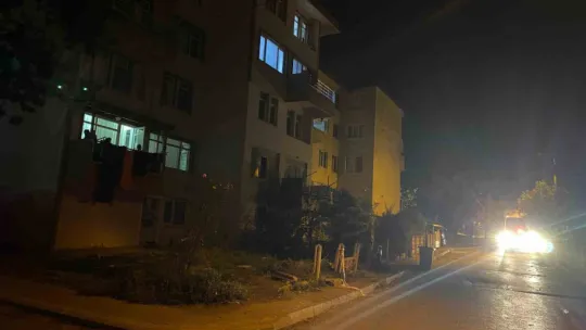 Misafirliğe gittiği evin çatısına çıkıp ekipleri seferber etti