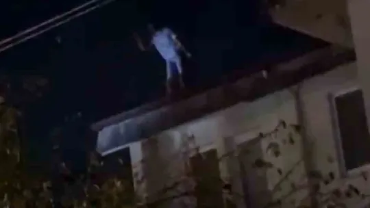 Misafirliğe gittiği evin çatısına çıkıp ekipleri seferber etti