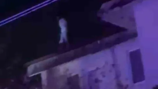 Misafirliğe gittiği evin çatısına çıkıp ekipleri seferber etti