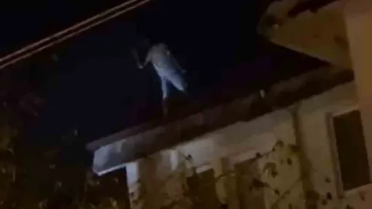 Misafirliğe gittiği evin çatısına çıkıp ekipleri seferber etti