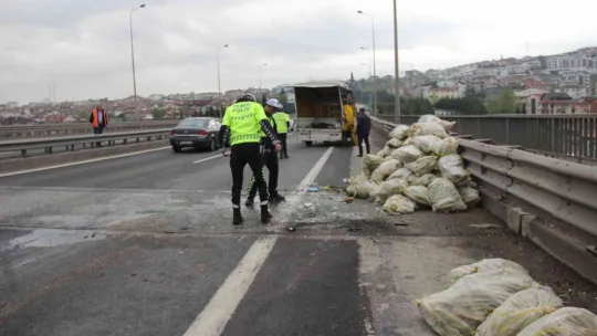 Mısır yüklü kamyonet yola devrildi