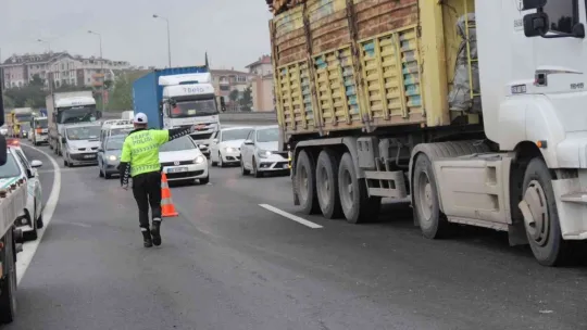 Mısır yüklü kamyonet yola devrildi
