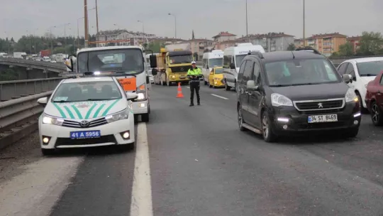 Mısır yüklü kamyonet yola devrildi