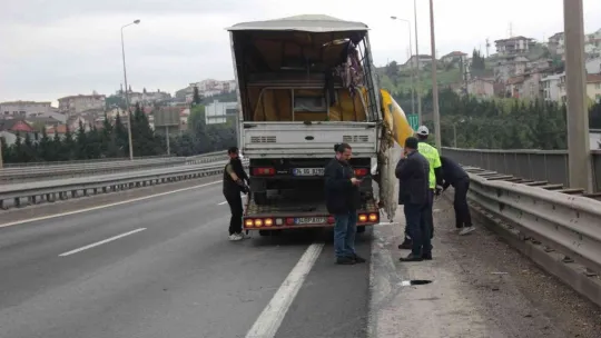 Mısır yüklü kamyonet yola devrildi
