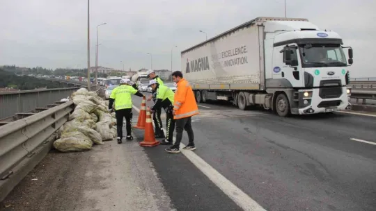 Mısır yüklü kamyonet yola devrildi