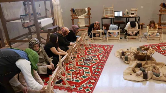 Moda Akademisi'nde öğrenciler Hereke ipek halısı dokumayı öğrendi