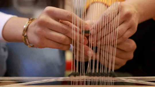 Moda Akademisi'nde öğrenciler Hereke ipek halısı dokumayı öğrendi