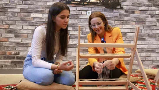 Moda Akademisi'nde öğrenciler Hereke ipek halısı dokumayı öğrendi
