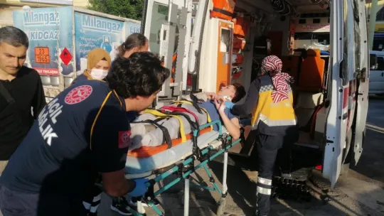 Moto kuryenin çarptığı epilepsi hastası yaya atak geçirdi, vatandaşlar panik oldu