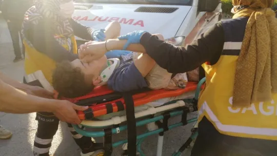 Moto kuryenin çarptığı epilepsi hastası yaya atak geçirdi, vatandaşlar panik oldu