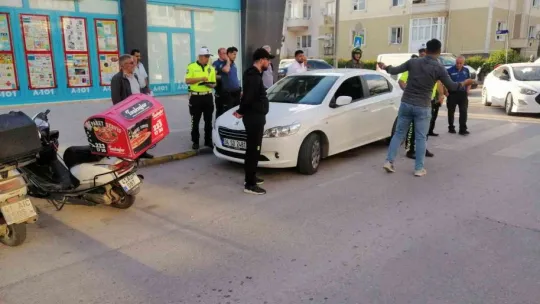 Moto kuryenin çarptığı epilepsi hastası yaya atak geçirdi, vatandaşlar panik oldu