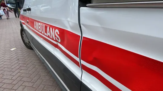 Motosiklet ambulansa çarptı