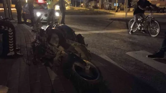 Motosiklet, aydınlatma direğine çarptı: 1 yaralı