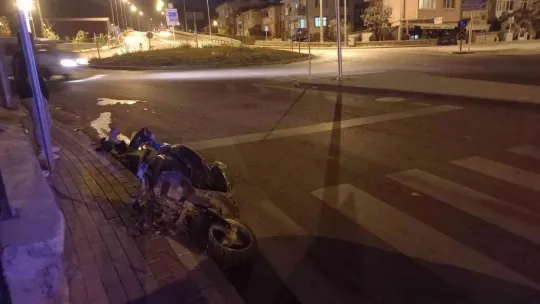 Motosiklet, aydınlatma direğine çarptı: 1 yaralı