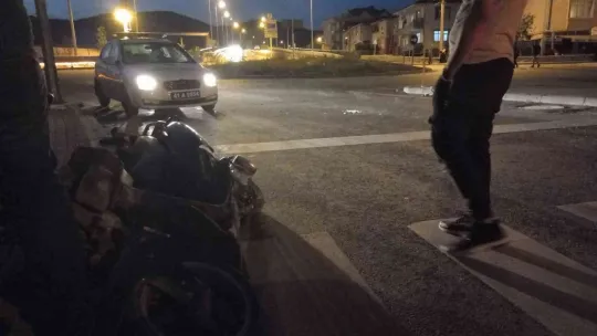 Motosiklet, aydınlatma direğine çarptı: 1 yaralı