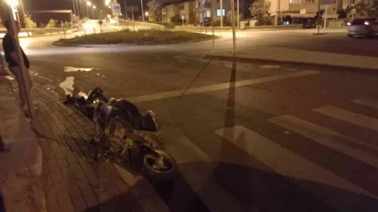 Motosiklet, aydınlatma direğine çarptı: 1 yaralı
