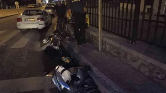 Motosiklet, aydınlatma direğine çarptı: 1 yaralı