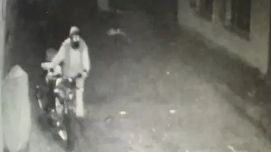 Motosiklet hırsızı önce kameraya sonra polise yakalandı