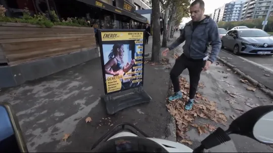 Motosiklet kaydı, duba şaşırttı: Sinirle çıktı, mizahla bitti